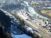 La stazione ferroviaria si trova nelle immediate vicinanze dell’area sciistica.
