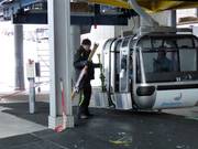 Gli sci vengono consegnati presso la cabinovia.