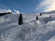 Pendii di neve fresca presso la seggiovia esaposto Christomet