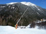 Lancia da neve sulla discesa a valle