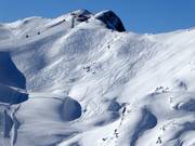 Tracce nella neve fresca presso la funivia di vetta