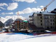 Prima per gli eroi olimpici, poi per i comuni mortali – edificio di appartamenti con ski-in/ski-out