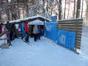 I bambini vengono aiutati a salire sull'impianto di risalita.