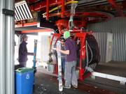 Il personale aiuta a scendere dalla cabinovia