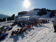 Pausa presso il villaggio di igloo a Brixen im Thale