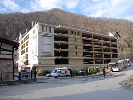 Gran Caucaso: Accesso nei comprensori sciistici e parcheggio – Accesso, parcheggi Rosa Khutor