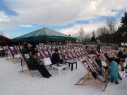 Le sedie a sdraio invitano a soffermarsi