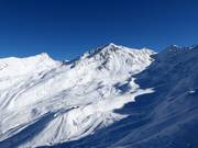 Vista sulla conca dell'Ascherhütte con la seggiovia Versing e la seggiovia Furglerblick