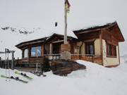 Rifugio Jutz alla stazione a monte della funivia da Stafal a St. Anna