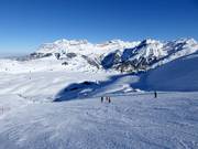 Vista dal Jochpass sul Trübsee innevato