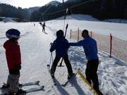 Personale attento allo skilift per principianti a Söll