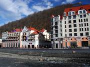 Il Tulipp Inn (a sinistra) è stato il primo hotel ad aprire a Rosa Khutor.