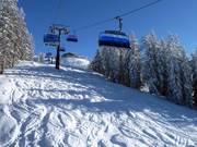 Neve fresca sulla linea della seggiovia