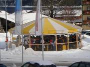 Il bar con ombrelloni alla stazione a valle offre anche alcuni snack.
