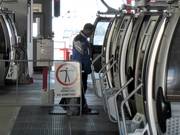 Le cabine vengono controllate per la pulizia.