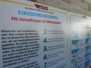 Regole ambientali FIS per gli sportivi invernali presso una casetta degli impianti di risalita