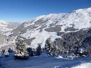 Vista dagli impianti di risalita Lamark sulle piste della Holzalm