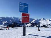 Segnaletica con gradi di difficoltà a colori (blu=facile, rosso=medio, nero=difficile)