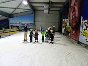 Corso di sci per bambini nella ski hall
