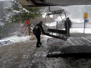 Il personale pulisce i sedili in caso di maltempo.