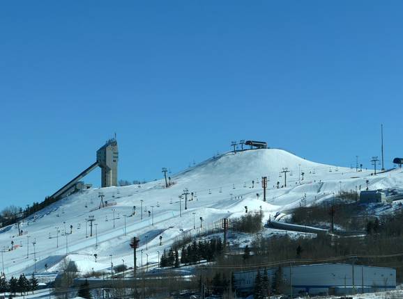 Vista sul Canada Olympic Park con trampolino di salto