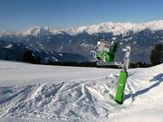 Cannone da neve presso la pista sportiva