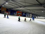 Corso di sci per bambini nella ski hall