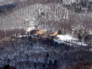 Il Club Med nella parte inferiore dell’area sciistica