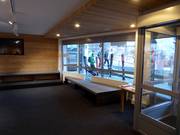 Deposito sci curato alla stazione a valle