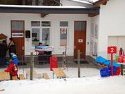 Ufficio della scuola di sci e punto di ritrovo presso la stazione a valle