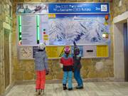 Tabellone informativo con mappa delle piste presso la stazione a valle di servizio Highport Flachauwinkl