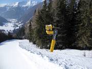 Potente cannone da neve sulla pista di valle