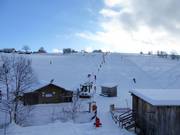 Pista da sci ben visibile con skilift a piattello nel comune di Hinterschmiding