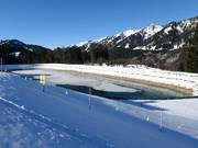 Un bacino di accumulo garantisce l'approvvigionamento idrico necessario.