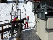 Il personale porge l’ancora allo skilift.