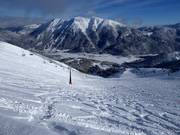 Tracce nella neve fresca nella parte superiore dell’area sciistica