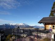 Sulle terrazze soleggiate si può concludere la giornata sugli sci in modo rilassante.