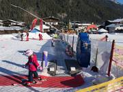 Tappeto mobile della scuola di sci Waidring (Snowsports) presso il Triassic Kinderland