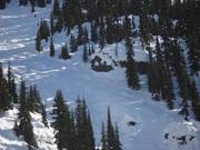 Ripida pista di gobbe con rocce