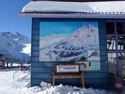Tabellone informativo alla stazione intermedia
