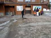 Il personale pulisce il pavimento