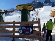 Cartello segnaletico per la Ski Area Val Comelico