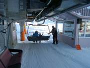 Il personale aiuta i bambini a salire