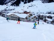 La discesa a valle verso Ischgl porta direttamente fino agli hotel.