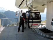 Gli sci vengono consegnati agli ospiti presso la cabinovia.