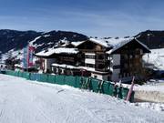 L’hotel Übergossene Alm a Dienten – proprio dall’altra parte della strada