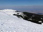 Pendii di neve fresca sopra Aleko