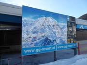 Moderno tabellone informativo alla stazione a valle di Kals