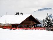 A 1650 metri di altitudine, sulla cima del Mont Lachat, si trova il ristorante La Belle Metairie.