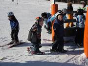I piccoli sciatori prendono già lo skilift da soli.